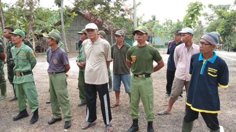 Anggota Linmas dan Masyarakat Apel Bersama TNI