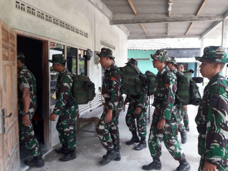 Satgas TMMD tampak masuki rumah warga yang akan di tinggali selama kegiatan TMMD