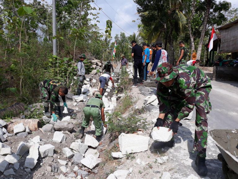 Warga desa wilayah luar balecatur juga ikut bantu pembangunan Talud