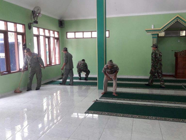 Bersih-bersih Masjid Jelang Sholat Dzuhur