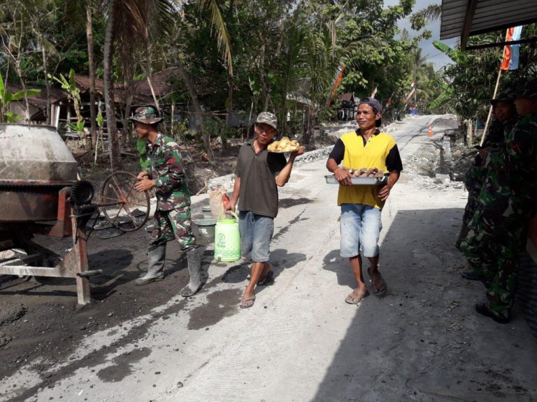 Pisang Goreng dan Ubi Rebus Jadi Camilan Satgas TMMD