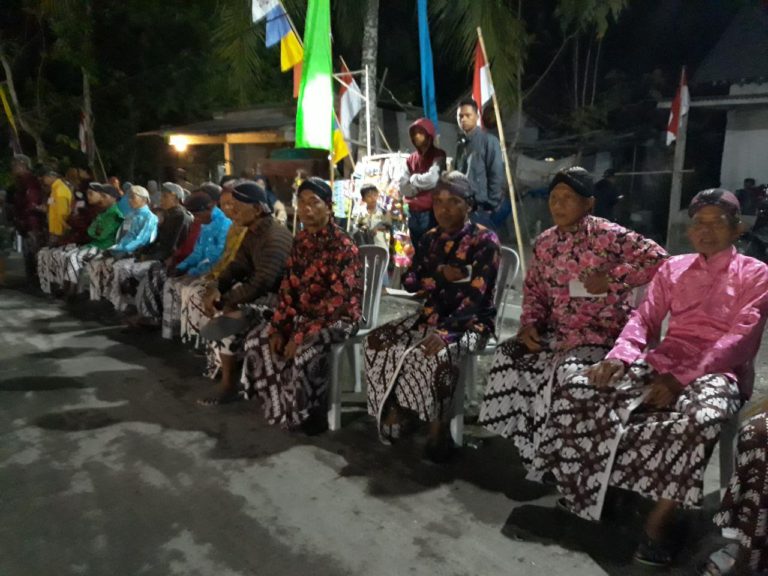 Bapak-bapak Warga Desa Balecatur Semangat Ikuti Lomba Busana Jawa