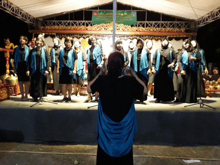 Paduan Suara PKK Balecatur Tampil di Acara Pagelaran Wayang Kulit