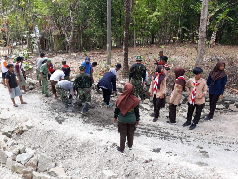 Anggota Putri Dari Kelompok Pramuka Tampak Ikut Bantu Di Kegiatan TMMD