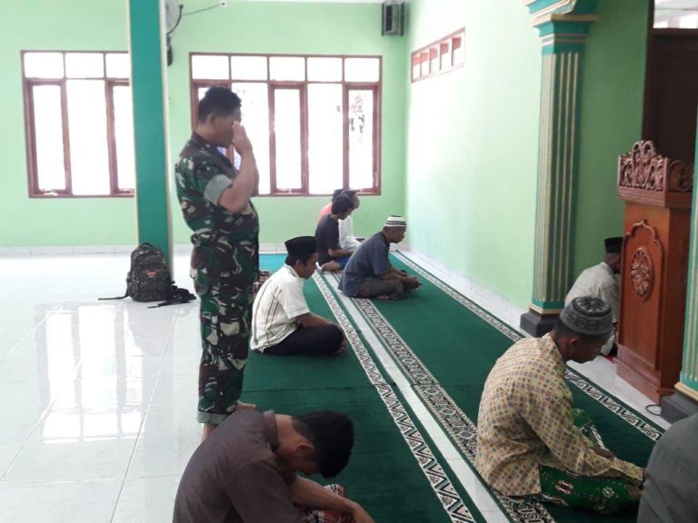 Satgas TMMD Bergegas Menuju Masjid Laksanakan Sholat Berjamaah