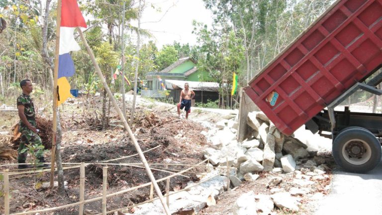 Tambahan Material Batu Mulai Datang Di Lokasi Pembuatan Talud