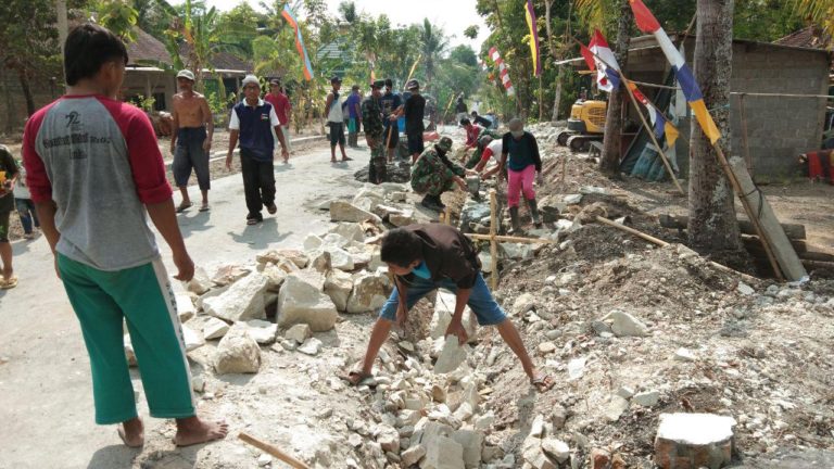 Pekerjaan Talud Dilanjutkan Di Hari Pertama TMMD