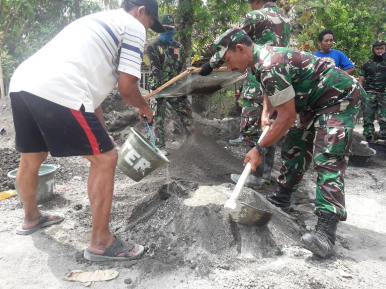Pelda Sunardi Tengah Aduk Semen Untuk Material Bangun Talud