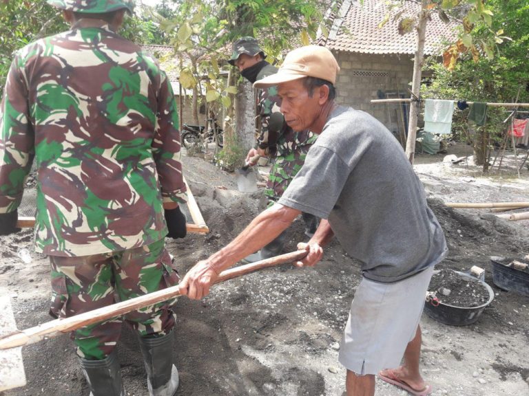Tampak Warga Bekerja Sepenuh Hati Walaupun Cuaca Panas
