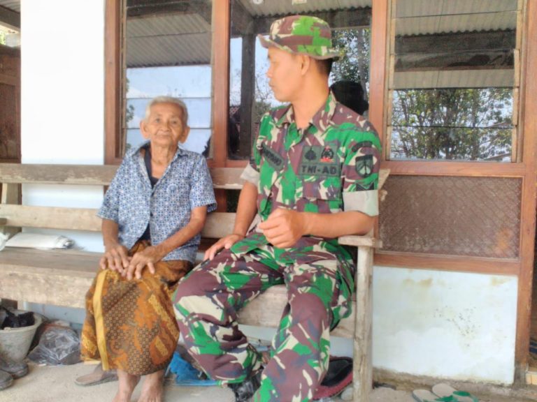 Sertu Sugiyono Bincang Bincang Santai Dengan Mbah Tugirah