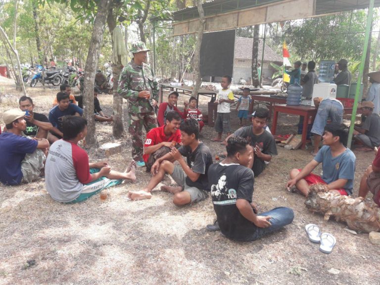 Babinsa Balecatur Serka Acip Tampak Biasa Bergaul Dengan Masyarakat Binaannya