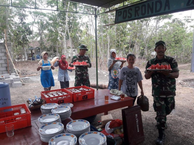 Ibu-Ibu dan TNI Tampak Kompak Siapkan Makan Siang
