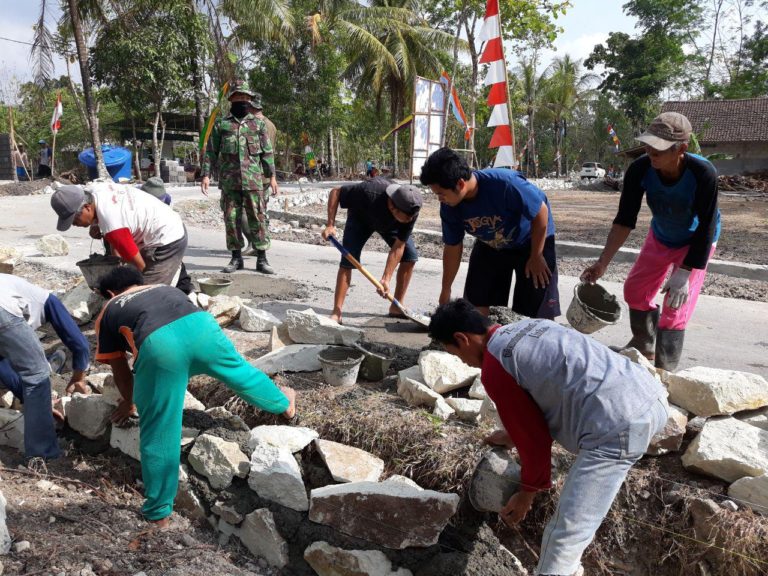 TNI Dan Warga Setempat Tampak Berbaur Memulai Pekerjaan Fisik Di Hari Pertama TMMD Reg Ke 103