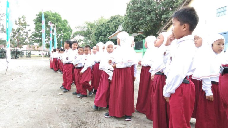 Murid SD Negeri 1 Balecatur Terlihat Asyik Liat Upacara Pembukaan TMMD Kemarin