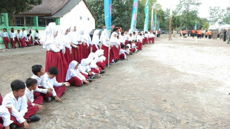Saksikan Upacara Pembukaan TMMD Murid SD Tampak Berjongkok