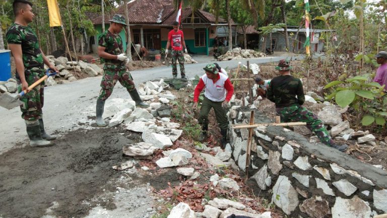Babinsa Jadi Salah Satu Pendorong Dan Penyemangat Bagi Satgas TMMD