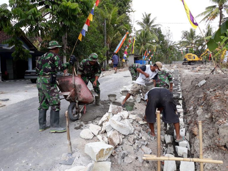 Prajurit TNI Bahu-Membahu Bersama Warga Membangun Talud