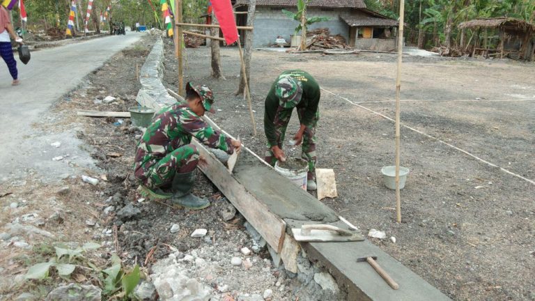 Dengan Alat Seadanya Satgas TMMD Perhalus Talud