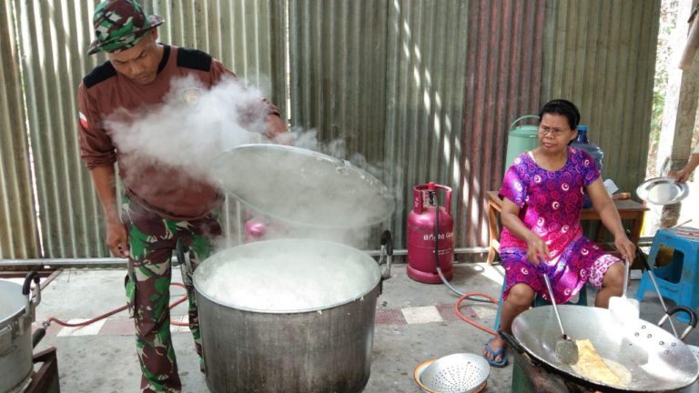 Satgas TMMD Ini dengan Luwes Tanak Nasi