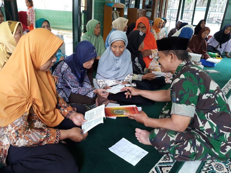 Kapten Suwardi Sempatkan Mengajar Mengaji Disela TMMD