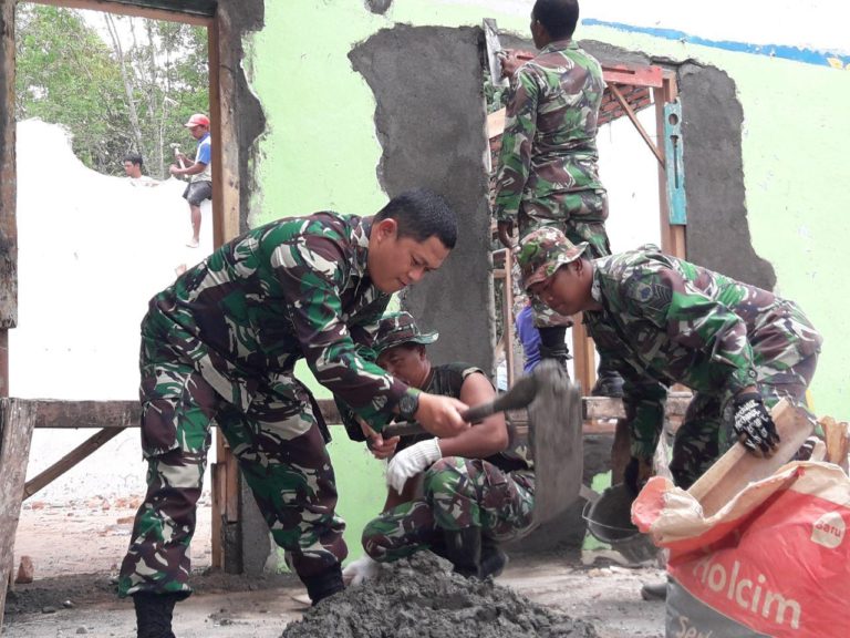 Dandim Tak Canggung Aduk Semen Dalam Rehab Masjid