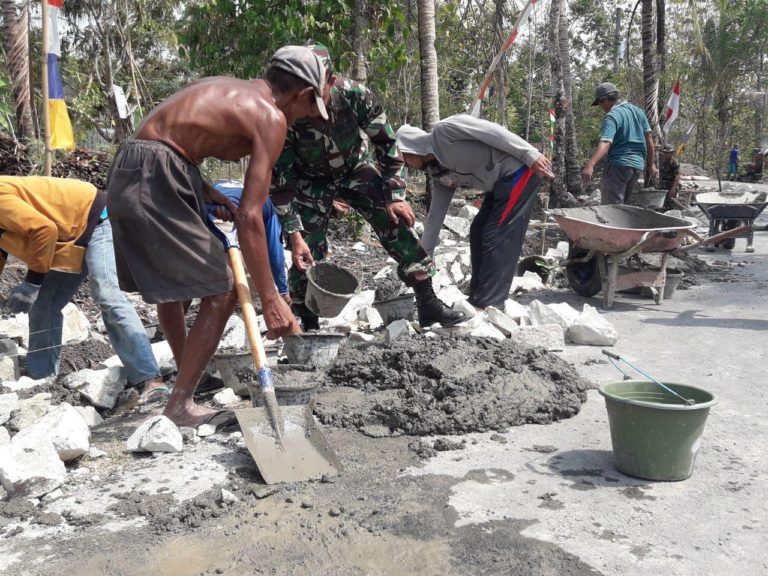 Tak Peduli Terik Matahari, Mbah Setyo Semangat Bantu Satgas TMMD