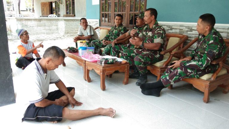 Pelda Sunardi Asyik Ngobrol Dengan Warga Di Sela Istirahat