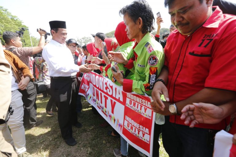 Mentan Serahkan 500 Truk Pangan Aksi Peduli Gempa Tsunami Sulteng