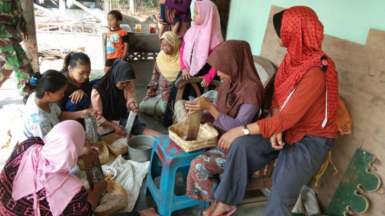 Ibu-Ibu Semangat Membuat Masakan Untuk TNI dan Warga