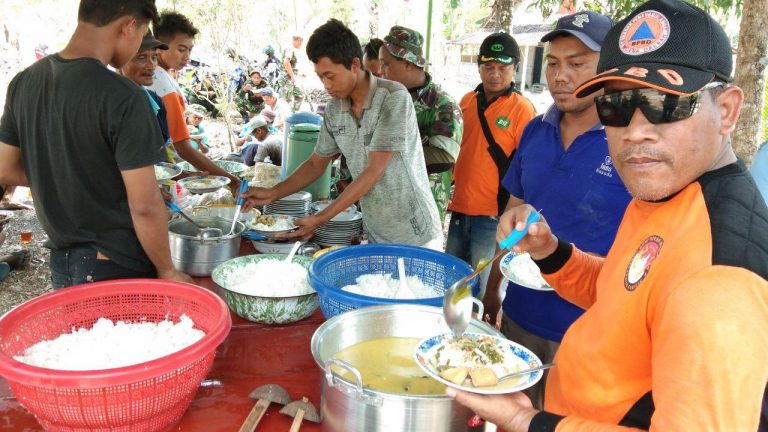Makan Bersama Mempererat Kebersamaan Antara TNI dan Warga