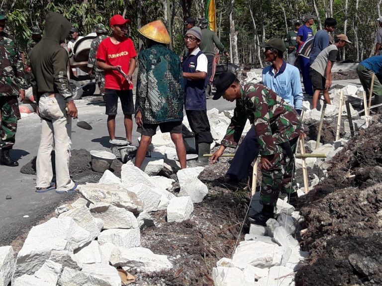 Warga dan TNI Bahu-Membahu Membuat Talud di Desa Balecatur