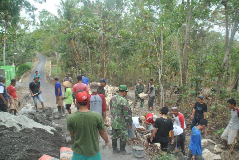 Warga dan TNI Bahu Membahu Secara Manual Dalam Pemasangan Pondasi Jalan di Lokasi Pra TMMD