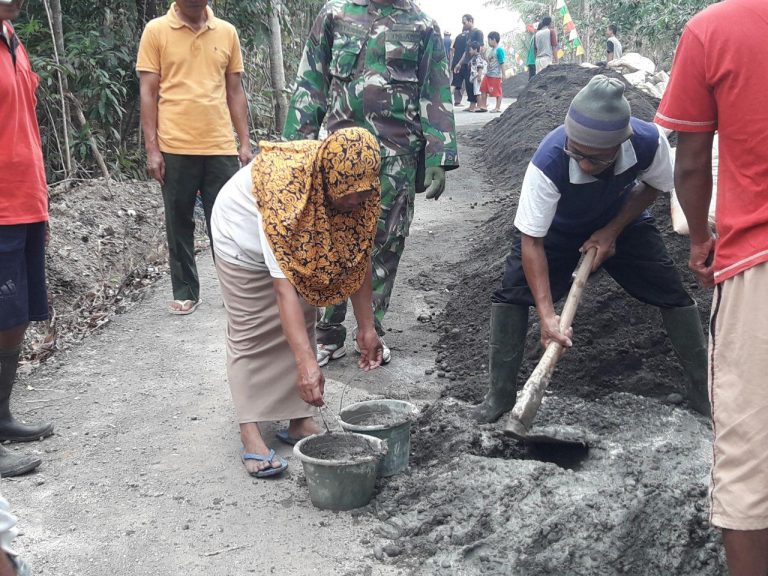 Ibu Parjiyem Tak Mau Kalah Membantu Bapak-Bapak Mengangkat Material di Pra TMMD