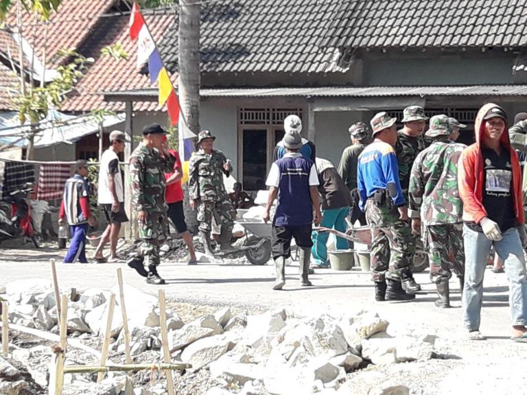 Meskipun Panas, Bukanlah Halangan Untuk Tetap Membantu Menyelesaikan Sasaran TMMD Reguler 103 Sleman