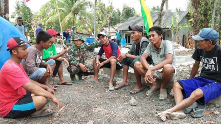 TNI Berbaur Dengan Rakyat Bekerja dan Membangun Kesejahteraan Desa