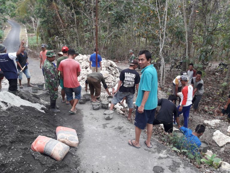 Masyarakat Temuwuh Kidul Bahu Membahu Melaksanakan Pembuatan Talud