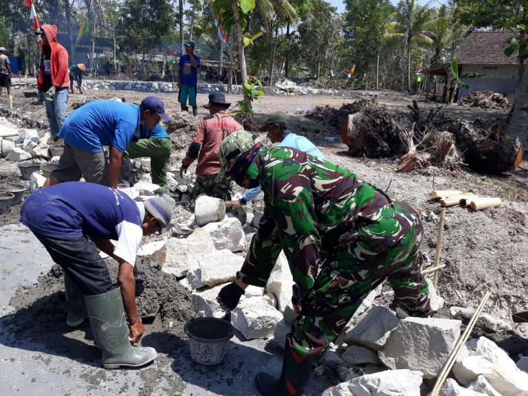 TNI dibantu Warga Balecatur melanjutkan pembangunan Talud