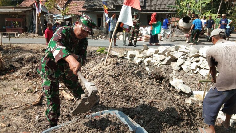Tahap awal Pra TMMD pengerukan selanjutnya dipasang batu dan diplester