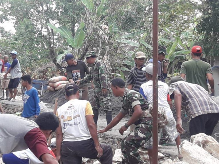 Masyarakat masih tetap dan terus semangat bersama TNI
