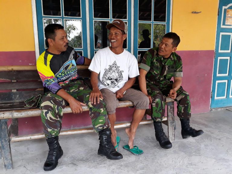 Keakraban Terjalin Di Sela-Sela Istirahat Selama Pra TMMD
