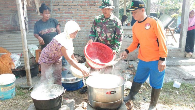 Warga Menyiapkan Logistik Bagi Personel Pra TMMD ke103