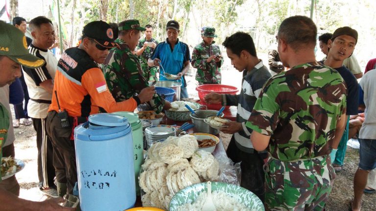 Kebersamaan Saat Istirahat Makan Siang Disela Sela Pekerjaan Pra TMMD