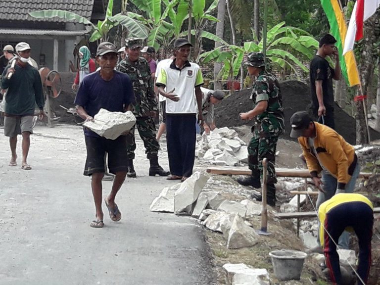 Mbah Sukardi tampak bersemangat bersinergi dengan TNI