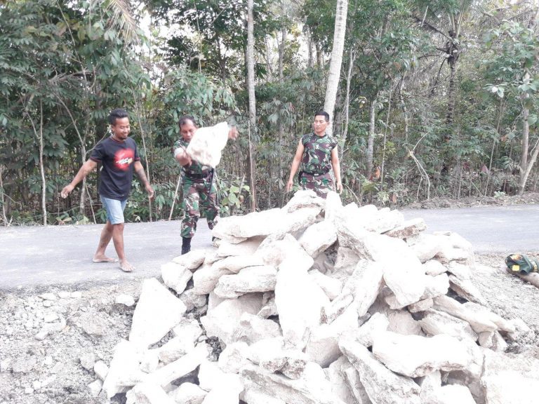 TNI Dan Warga Bersama-Sama Melangsir Matrial Ke Tempat yang sulit