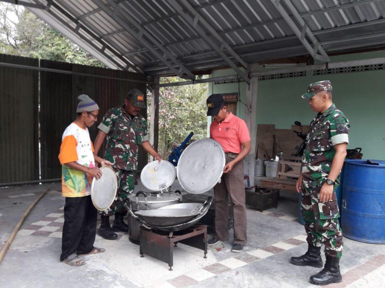 Pasi Ops Kodim dan Pasi Log Satgas TMMD Mengecek Kelengkapan Alat Masak
