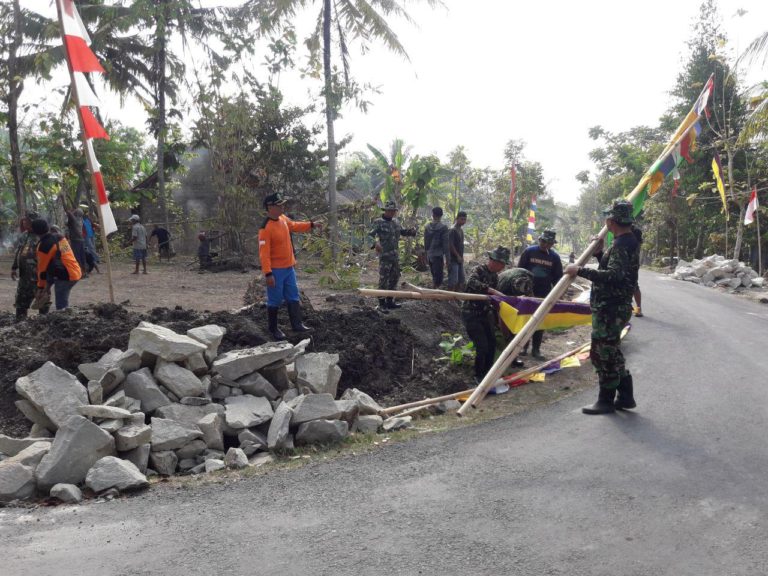 Umbul-umbul Dipasang Untuk Meriahkan Acara Pembukaan TMMD Reg ke 103