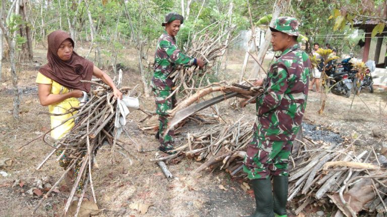 Kayu Bakar Disiapkan Untuk Bahan Bakar Memasak di Dapur Umum