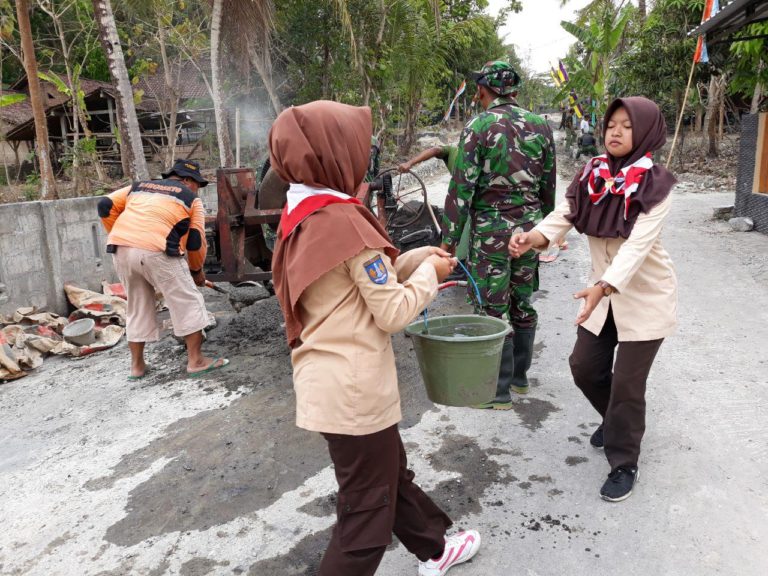 Saka Wira Kartika Bahu Membahu Secara Estafet Pindahkan Ember Berisi Air