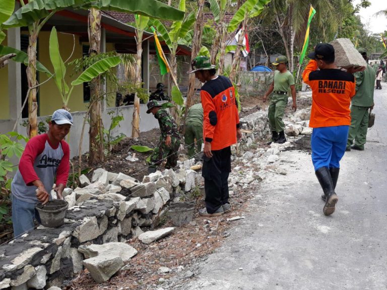 Anggota SAR Partisipasi Ikut Bantu Satgas TMMD Bangun Talud