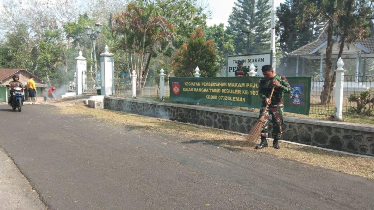 Untuk Wujud Penghargaan Pada Pahlawan Satgas TMMD Bersihkan Makam Pahlawan